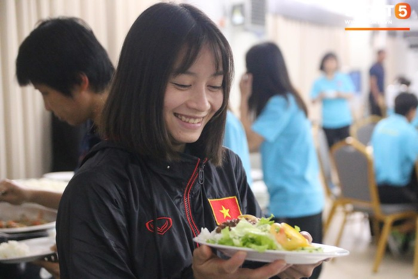  
Nữ cầu thủ ĐT Việt Nam bất ngờ với bữa ăn tối đầy đủ tại khách sạn. Ảnh: Sport5