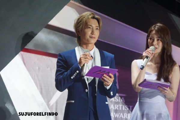  
Super Junior Leetuk và nữ diễn viên Lim Ji Yeon là 2 trong số 4 MC chính của lễ trao giải AAA 2019. Ảnh: Sujuforelfindo