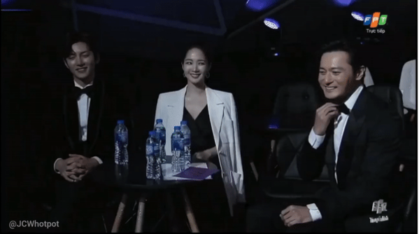  
Park Min Young vui vẻ ngồi cùng "người tình màn ảnh" Ji Chang Wook và nam diễn viên Jang Dong Gun. Ảnh chụp màn hình: FPT