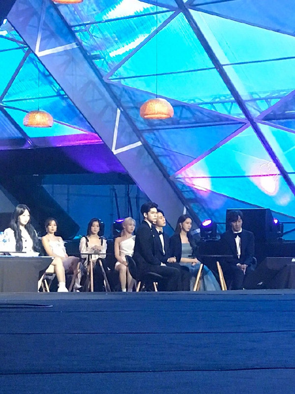  
Các nghệ sĩ đang rất chăm chú theo dõi sân khấu. Ảnh: Weibo
