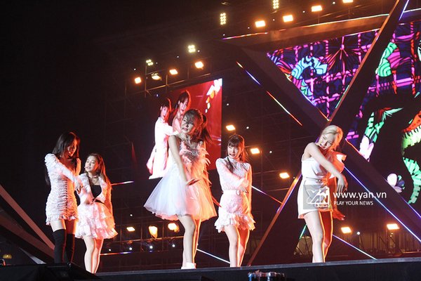  
Sau nhiều giây phút chờ đợi, các cô gái Red Velvet cũng đã xuất hiện.