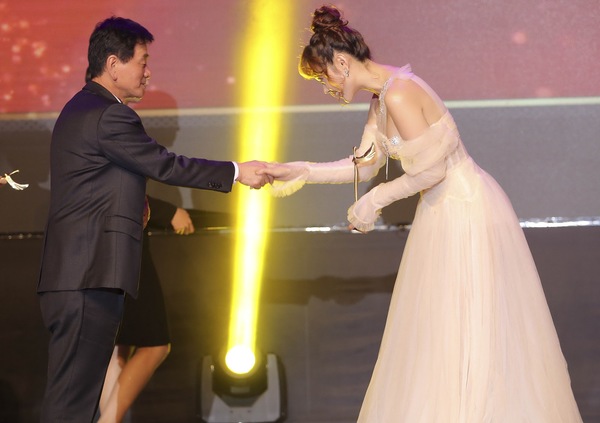 Minh Hằng nhận giải Nghệ sĩ Châu Á của Hàn Quốc lần thứ 27