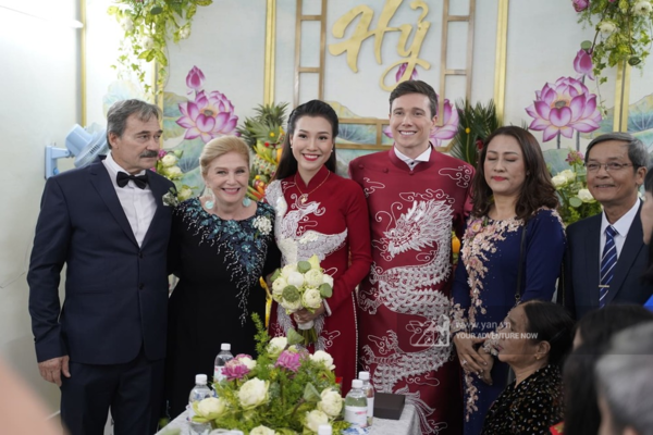 Dù bị sốt cao, MC Hoàng Oanh vẫn tươi tắn trong đám cưới với chồng Tây - Tin sao Viet - Tin tuc sao Viet - Scandal sao Viet - Tin tuc cua Sao - Tin cua Sao
