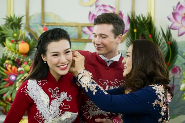 Dù bị sốt cao, MC Hoàng Oanh vẫn tươi tắn trong đám cưới với chồng Tây - Tin sao Viet - Tin tuc sao Viet - Scandal sao Viet - Tin tuc cua Sao - Tin cua Sao
