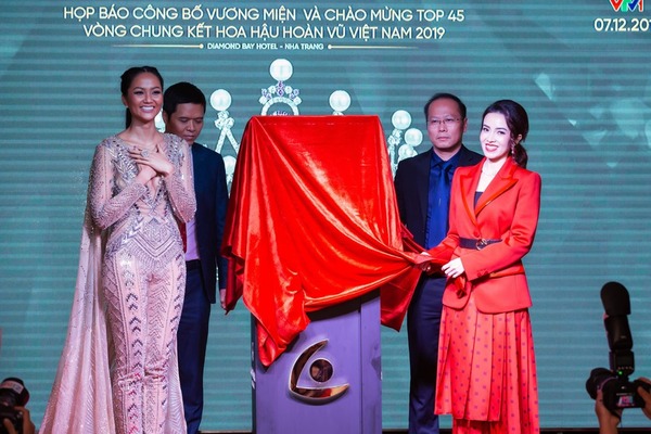 Cận cảnh chiếc vương miện của Tân Hoa hậu Hoàn vũ Việt Nam 2019 - Tin sao Viet - Tin tuc sao Viet - Scandal sao Viet - Tin tuc cua Sao - Tin cua Sao