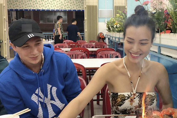 MC Hoàng Oanh và chồng Tây ngọt ngào hết mức, ôm hôn cực tình ở quán ăn trong tuần trăng mật tại Nha Trang - Ảnh 3.