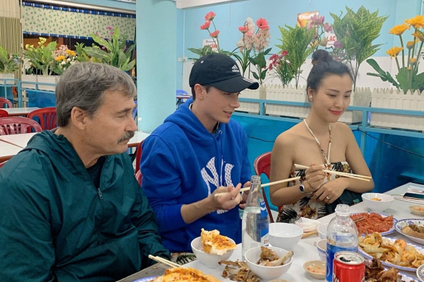 MC Hoàng Oanh và chồng Tây ngọt ngào hết mức, ôm hôn cực tình ở quán ăn trong tuần trăng mật tại Nha Trang - Ảnh 4.