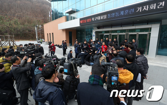  
Quang Hải và HLV Park trả lời báo chí Hàn Quốc trước buổi tập sáng 17/12. Ảnh: News1
