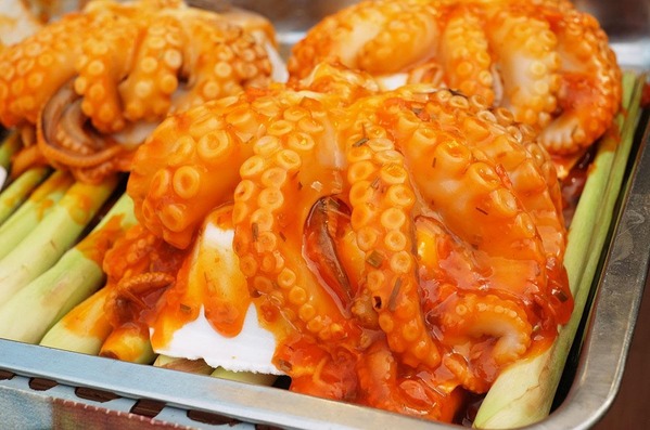  
Món mực và bạch tuột ‘khổng lồ’ nướng nổi tiếng của Thái Lan