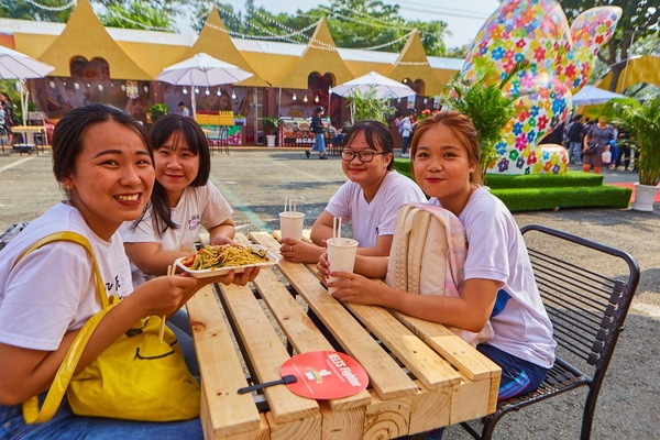 Hàng ngàn bạn trẻ rần rần check-in ‘càn quét’ lễ hội ẩm thực đường phố CP Street Food Festival
