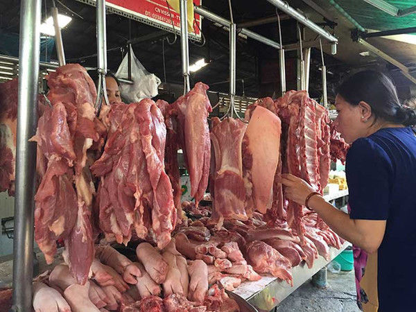  
Ghi nhận tại một số khu chợ ở TP. HCM cho thấy những ngày gần đây có tình trạng khan hiếm thịt (Ảnh minh họa: Zing)