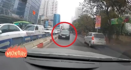  
Chủ nhân chiếc xe không những đi vào làn đường một chiều (Ảnh: Chụp màn hình)