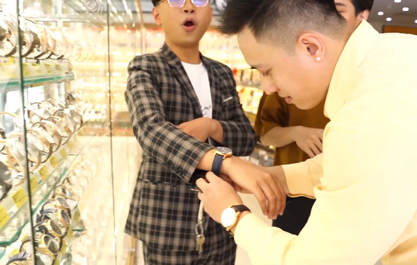  
Anh Đức Tân tự tay đeo đồng hồ cho Minh Dự.
