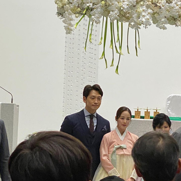 Kim Tae Hee - Bi Rain sánh đôi tại hôn lễ của em trai: Ngọc nữ bỗng lên cân, cực tình đến chúc phúc cô dâu chú rể - Ảnh 1.