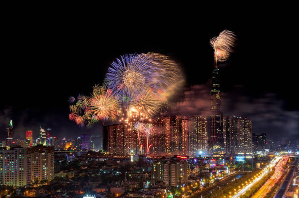 Ghim ngay 6 địa điểm ngắm pháo hoa đẹp nhất Sài Gòn dịp Tết Dương lịch 2020, lập hội đi countdown đón năm mới liền thôi! - Ảnh 1.