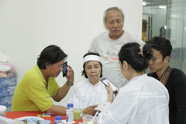 Quyền Linh túc trực bên tang lễ NSƯT Nguyễn Chánh Tín cùng dàn nghệ sĩ