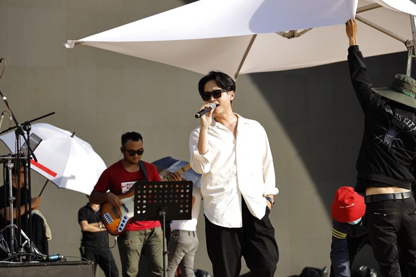  
Ca sĩ Hà Anh Tuấn nghiêm túc tập luyện cùng band nhạc của mình - Tin sao Viet - Tin tuc sao Viet - Scandal sao Viet - Tin tuc cua Sao - Tin cua Sao
