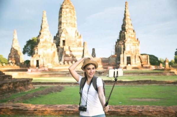 Young asian female traveler with backpack traveling ayutthaya province, thailand Free Photo