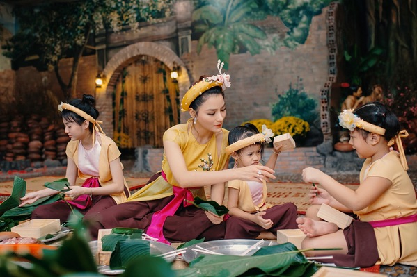  
Các nhóc tì nhà nữ doanh nhân cũng được tham gia vào buổi du xuân với mong muốn các con có những trải nghiệm văn hoá Tết xưa. - Tin sao Viet - Tin tuc sao Viet - Scandal sao Viet - Tin tuc cua Sao - Tin cua Sao