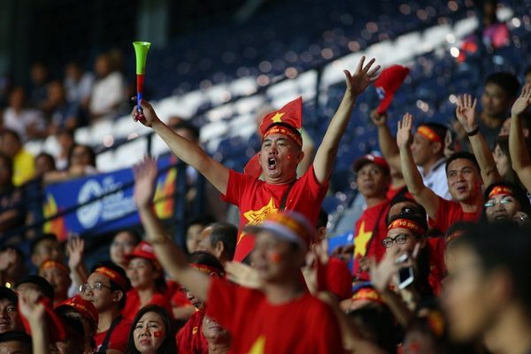  
Sắc đỏ tràn ngập trên khán đài của đội tuyển Việt Nam (Ảnh: Vietnamnet)