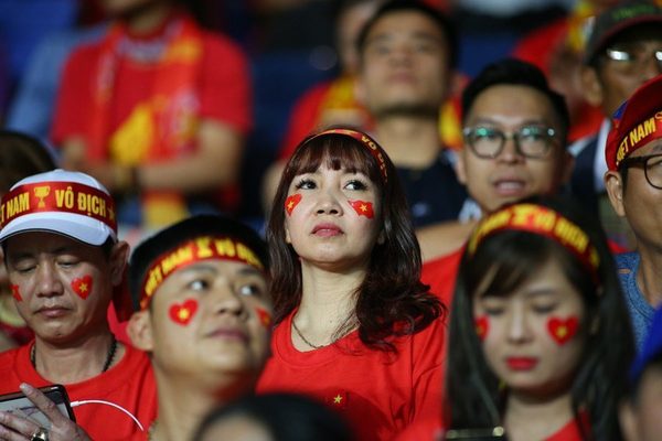  
Người hâm mộ chờ tin vui từ các cầu thủ thi đấu dưới sân (Ảnh: Vietnamnet)