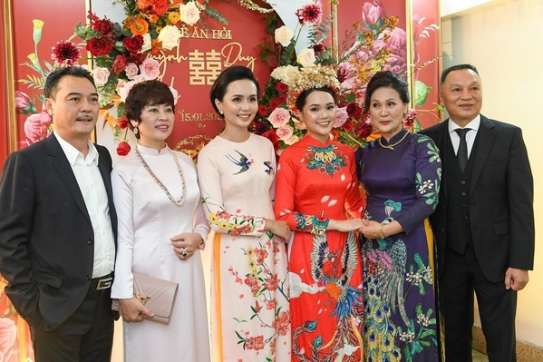  
Gia đình hạnh phúc của cô dâu Quỳnh Anh (Ảnh: Zing.vn)