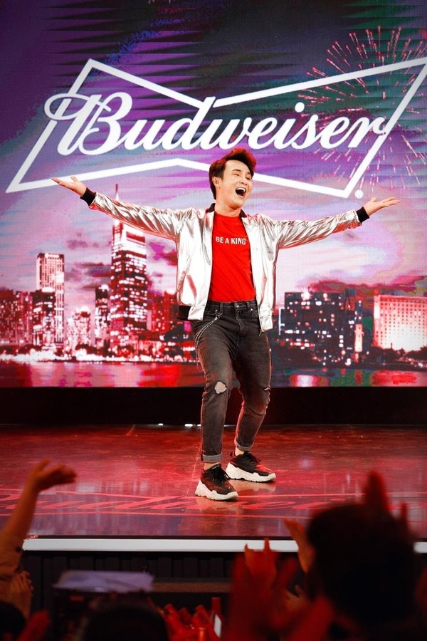  
Huỳnh Lập tạo tiếng cười duyên dáng khi tham gia Tet Talks của Budweiser.