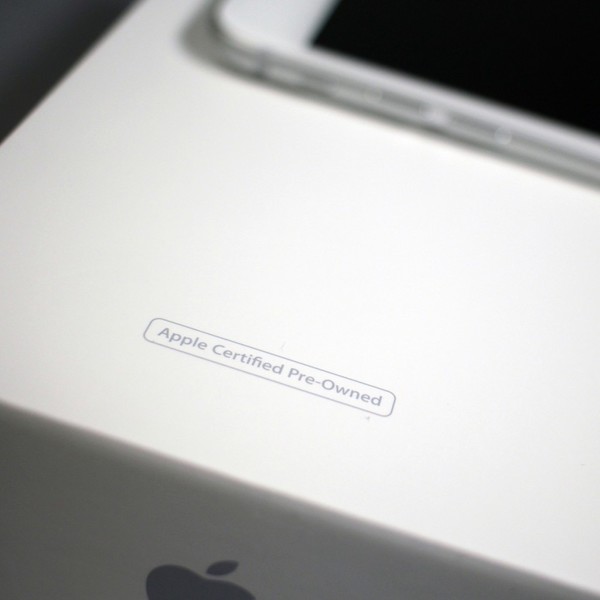  
iPhone tân trang được đựng trong hộp riêng có dòng chữ "Apple Certified Pre-Owned".