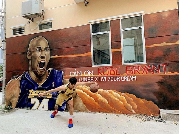  
Fan bóng rổ tại Đà Nẵng cũng tranh thủ chụp hình cùng thần tượng.