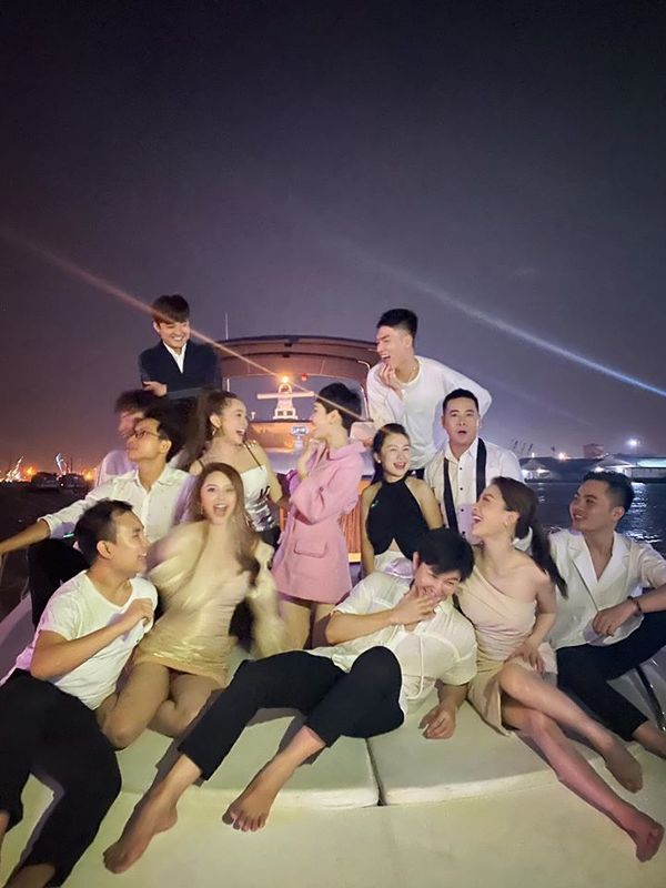 Hiền Hồ tổ chức sinh nhật cùng hội bạn trên du thuyền ở sông Sài Gòn