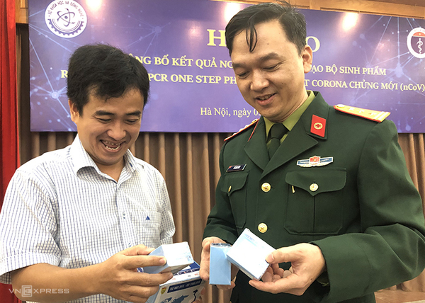  
PGS.TS Hồ Anh Sơn (phải), Chủ nhiệm đề tài và đại diện Công ty cổ phần Việt Á giới thiệu bộ kit tại buổi họp báo. (Ảnh: VNE)