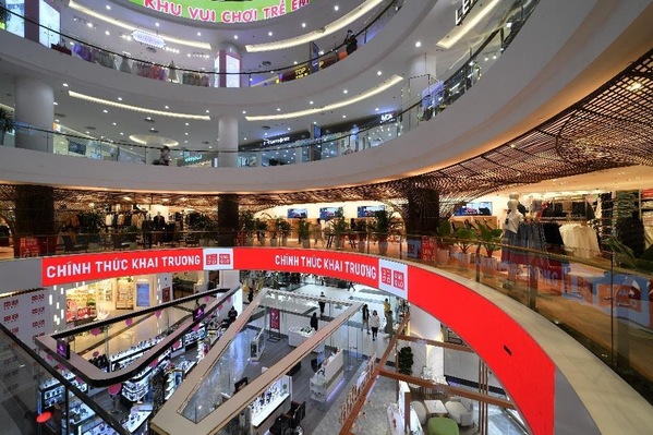  
Cửa hàng UNIQLO đầu tiên tại Hà Nôi gây choáng ngợp cho các khách hàng với diện tích lên đến 2500 mét vuông, trải dọc 2 tầng của Trung tâm thương mại Vincom Phạm Ngọc Thạch với thiết kế vòng cung độc đáo