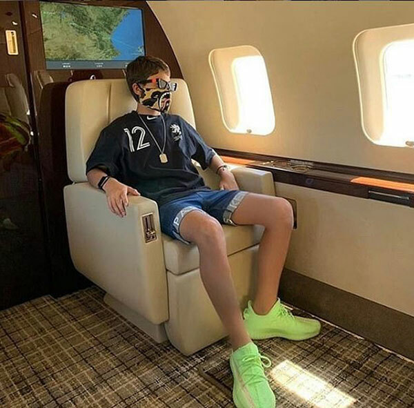Dù mới chỉ 13 tuổi nhưng người mẫu Nga Mark Berman đã được đi du lịch khắp thế giới bằng máy bay riêng và đeo khẩu trang