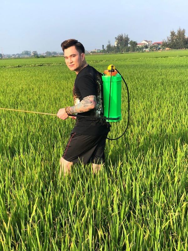  
Nhiều người cảm thấy bất ngờ với hình ảnh của Lâm Chấn Huy trong lần về thăm quê mới nhất (Ảnh: FBNV) - Tin sao Viet - Tin tuc sao Viet - Scandal sao Viet - Tin tuc cua Sao - Tin cua Sao