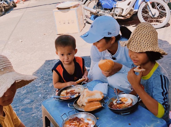  
Hoa hậu Hoàn vũ Việt Nam 2017 cho biết vừa ăn sáng xong thì được các em nhỏ đến mời mua vé số. Nhưng do không thể mua nên người đẹp đã mời các bé bữa ăn sáng (Ảnh: FBNV) - Tin sao Viet - Tin tuc sao Viet - Scandal sao Viet - Tin tuc cua Sao - Tin cua Sao