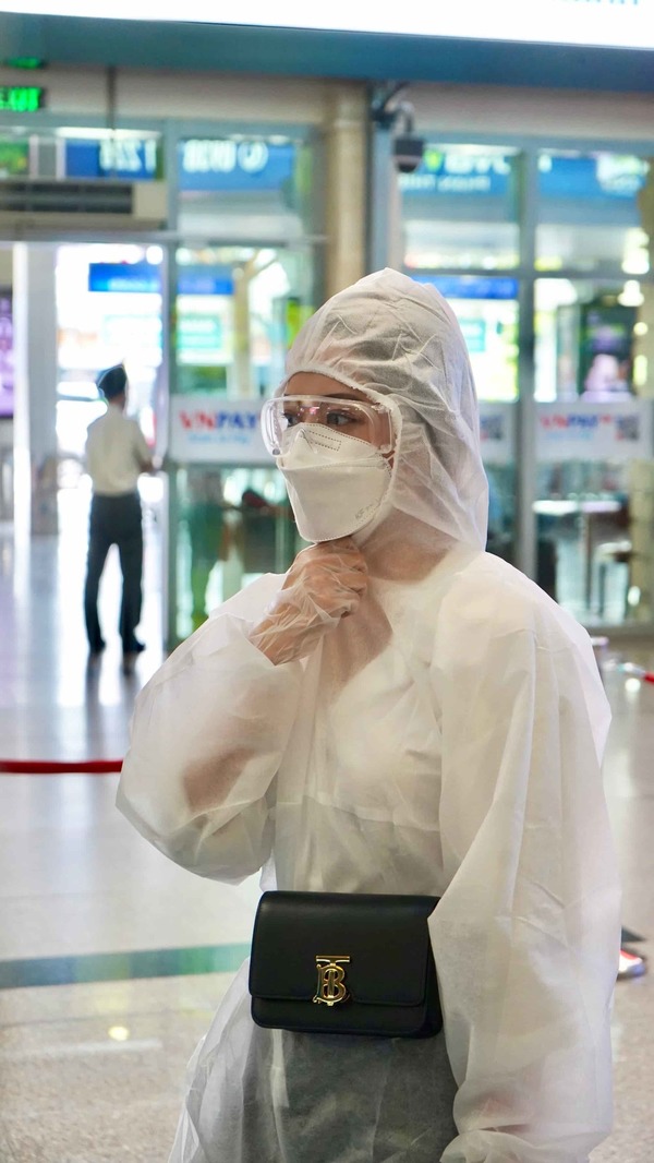  
Chi Pu cực kì thời trang khi xuất hiện ở sân bay chú ý là túi đeo hông trị giá 32 triệu (Ảnh: FBNV)