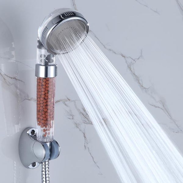  
Vặn nhỏ vòi nước, tắm lâu hơn một tí nhưng tiết kiệm được điện năng - Ảnh minh họa