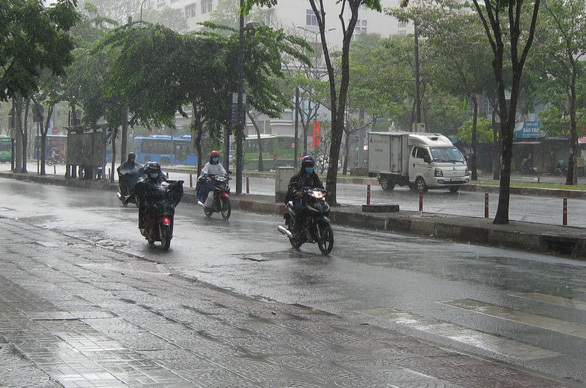  
Người Sài Gòn cần cẩn thận chuẩn bị áo mưa khi có việc ra ngoài trong ngày hôm nay. (Ảnh minh họa: Pinterst)