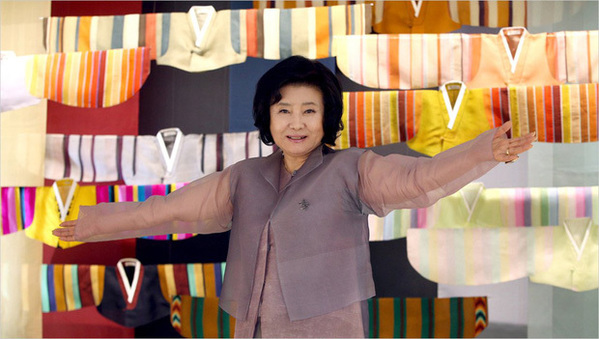  
Bà ngoại Choi Joon Hyuk là nhà thiết kế hanbok đình đám. Ảnh: Naver