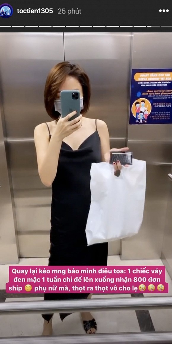  
Cận cảnh outfit đi nhận hàng của bà xã Hoàng Touliver: chiếc váy đen hai dây đơn giản và đôi dép lê quai ngang. (Ảnh: Chụp màn hình)