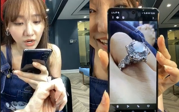  
Ở cảnh chụp cận, độ lớn của viên kim cương khiến người xem phải trầm trồ. Sau đăng tải trên Instagram, đây là lần đầu tiên  Hari Won cho người hâm mộ chiêm ngưỡng cận cảnh chiếc nhẫn đắt giá. 