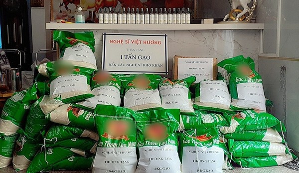  
Số gạo được Việt Hương gửi tặng (Ảnh: FBNV) - Tin sao Viet - Tin tuc sao Viet - Scandal sao Viet - Tin tuc cua Sao - Tin cua Sao