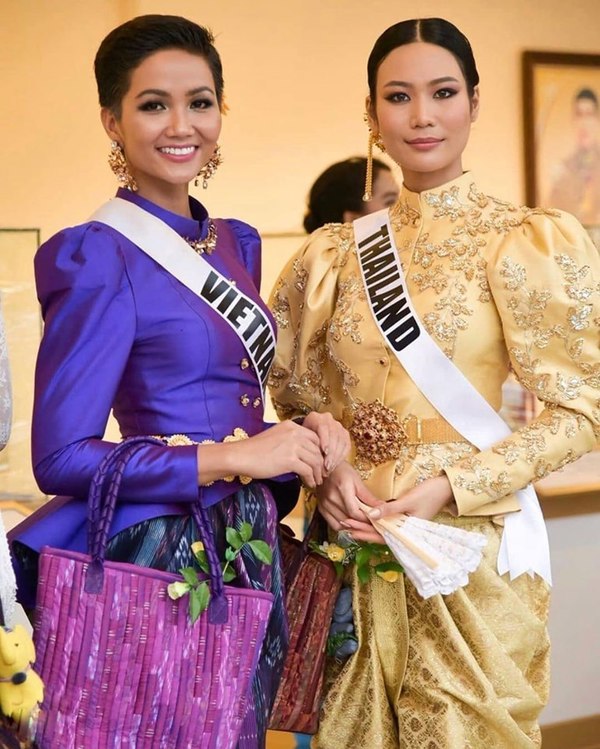  
Một lần đọ sắc cùng thí sinh đến từ Thái Lan của H'Hen Niê. Cả hai đều mang những vẻ đẹp riêng. (Ảnh: Instagram)