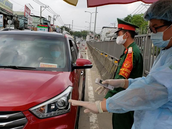  
Lực lượng chức năng kiểm tra y tế đối với tài xế trên đường quốc lộ (Ảnh: Tự Sang)
