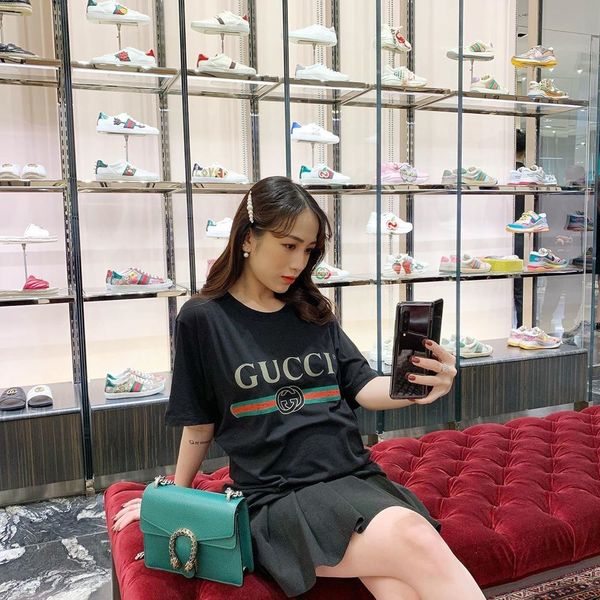  
Mẫu áo Gucci 15 triệu và chiếc túi xanh cùng nhà mốt Ý của Joyce Phạm có giá không dưới 50 triệu đồng. (Ảnh: Instagram nhân vật)