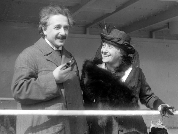  
 Einstein và người vợ thứ 2.