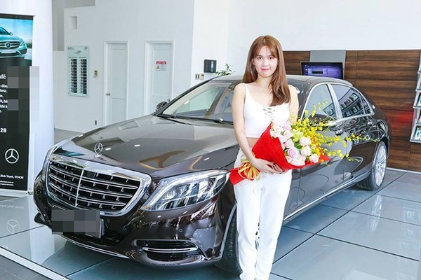 Ngọc Trinh chở mẹ mua sắm bằng Mercedes-Maybach 11 tỷ - Báo Kiến Thức