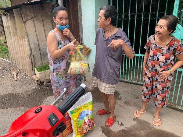      
Quỳnh Quỳnh vừa làm nhiều việc lại còn tự lái xe máy đi phát quà từ thiện cho người nghèo quanh khu vực trong mùa dịch. (Ảnh: FBNV) - Tin sao Viet - Tin tuc sao Viet - Scandal sao Viet - Tin tuc cua Sao - Tin cua Sao