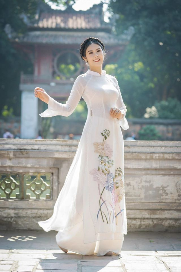  
Không phải là mẫu thời trang hiện hành mà Ngọc Hân theo đuổi chiếc áo dài truyền thống Việt - Ảnh FBNV - Tin sao Viet - Tin tuc sao Viet - Scandal sao Viet - Tin tuc cua Sao - Tin cua Sao