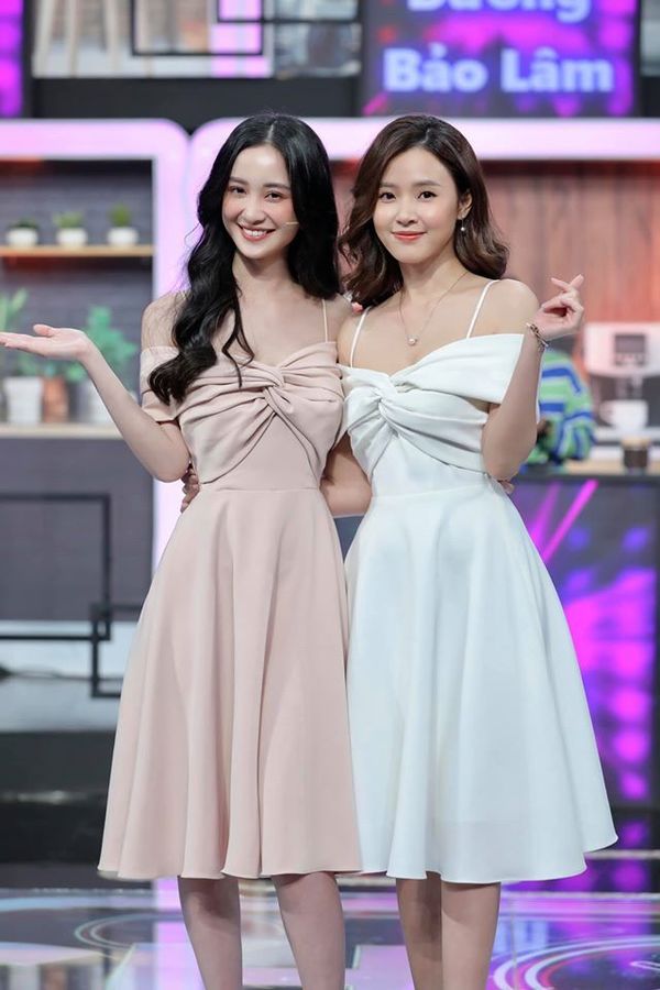  
Midu - Jun Vũ diện 2 chiếc váy y chang nhau (Ảnh: FBNV)